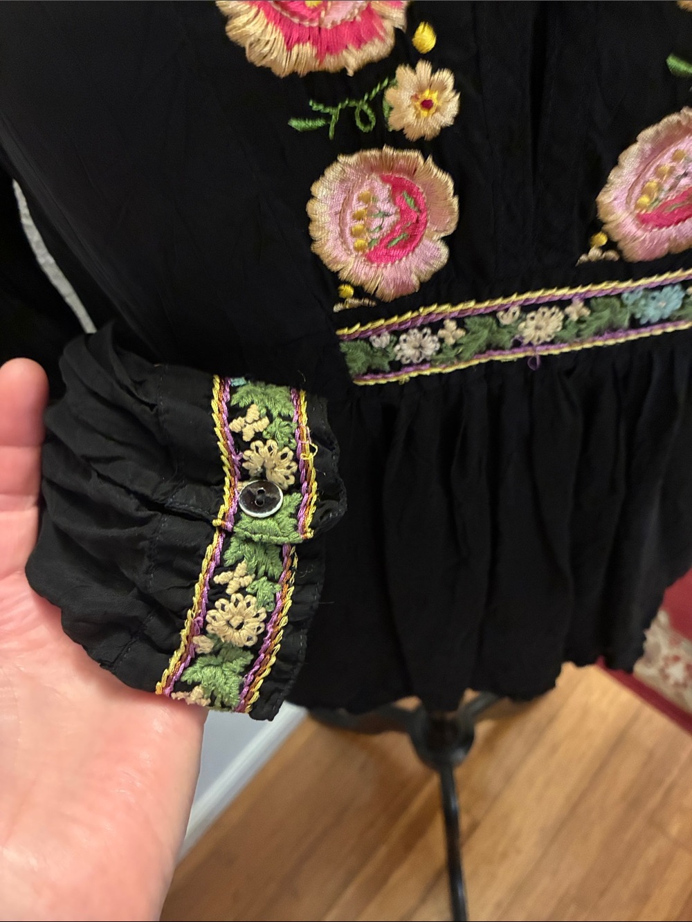 Johnny Was Black Rayon Embroidered Floral Logo Blouse Size Medium - Picture 11 of 11